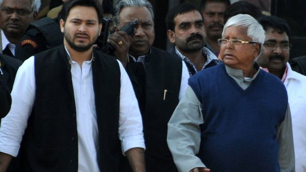 अपनी सरकार का रिपोर्ट कार्ड देने से क्यों बच रहे हैं नीतीश कुमार