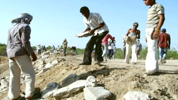 गुजरात: नमक बनाने वाले गांव ने अपने दम पर बचा ली पूरी झील