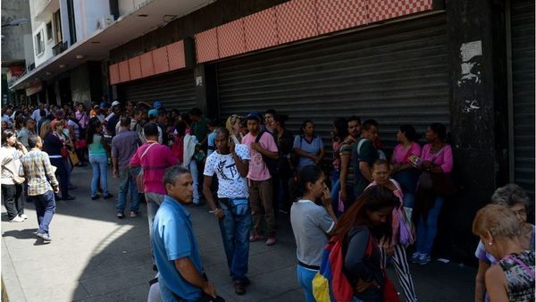 वेनेज़ुएला को कंगाली से बचा पाएगी नई वर्चुअल करेंसी 'पेट्रो'?