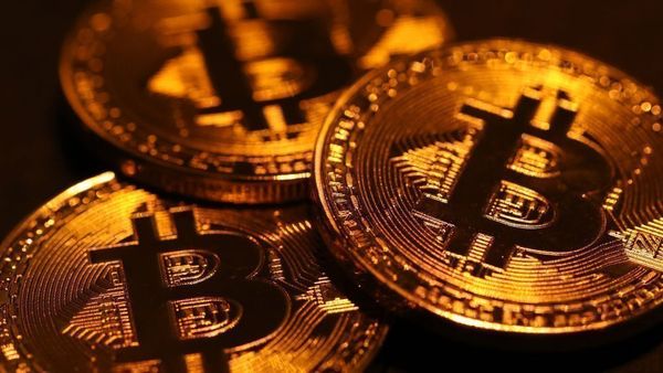 भारत में बिटक्वाइन की क़ीमत इतनी ज़्यादा क्यों?