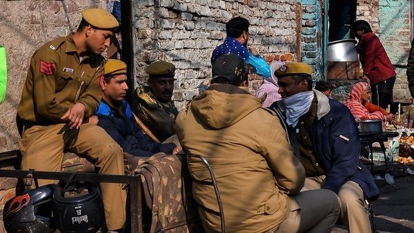 'जान तो बचाई लेकिन इज्जत नहीं बचा पाई'