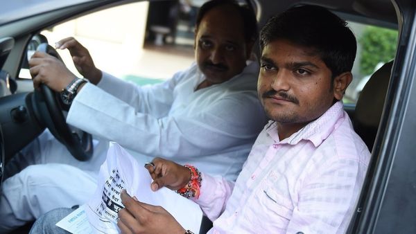 गुजरात में बीजेपी-कांग्रेस के बीच कितनी कांटे की टक्कर?