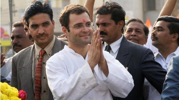 सोशल: राहुल गांधी के 'फ़िल्म देखने' पर मचा घमासान