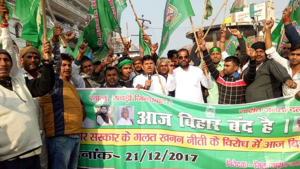 बिहारः बालू पर बवाल, कामगार बेहाल