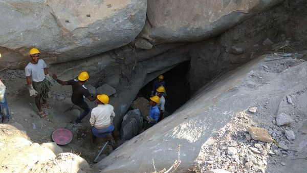 छिपे ख़जाने की तलाश में यहां चल रही है खुदाई