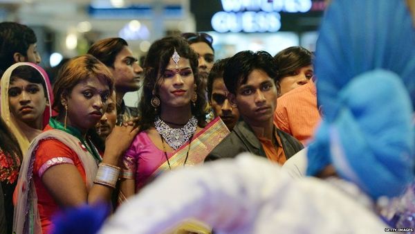 सेक्स चेंज, नौकरी और कानून में उलझी ज़िंदगी