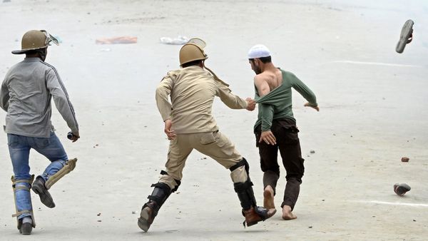 नज़रिया: 'ना डर, ना आत्मसमर्पण' से सुलझेगी कश्मीर समस्या?