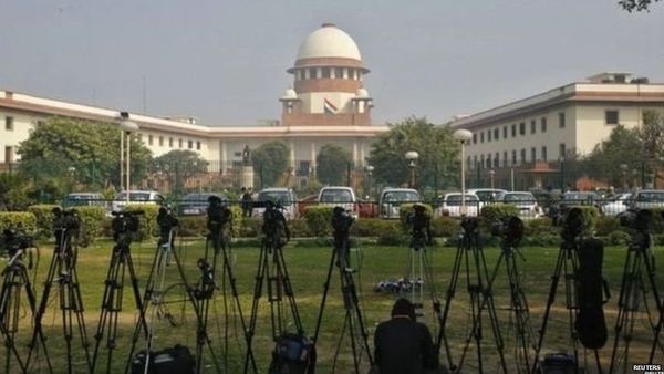 सोशलः 'जज ही अब देश के चीफ़ जस्टिस से न्याय की मांग कर रहे हैं'