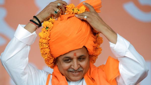 मोदी से कैसे दूर हुए अपने भाषणों में आग उगलने वाले प्रवीण तोगड़िया?