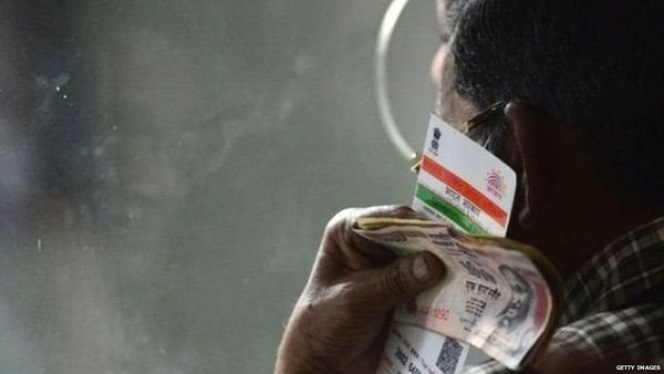 सोशल: 'एक ही ज़िंदगी है वो भी आधार लिंक कराने में बीत रही है'