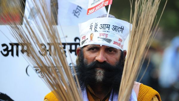 नज़रिया: पांच साल में सबसे बड़े संकट में फँसी है 'आप'