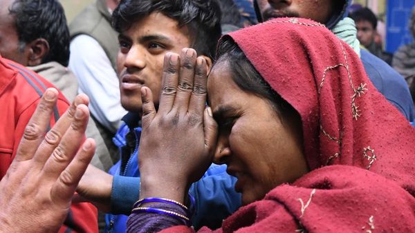 17 लोग आग में भस्म, बीजेपी की मेयर को सियासत की चिंता