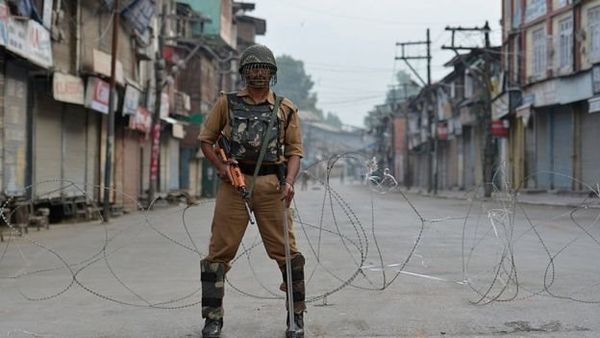 कश्मीर में बंदूकों के साये में बचपन, बनीं 'पहली कश्मीरी'