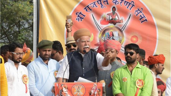 पद्मावती की इज़्ज़त बचे न बचे, सरकारों की इज़्ज़त ख़तरे में