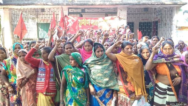 'प्रशासन के दबाव' पर कर्ज़ लेकर बनवाए शौचालय, अब नहीं मिल रहा पैसे