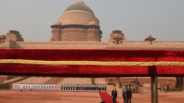 राष्ट्रपति भवन में मोदी ने 'एंबुलेंस दादा' को सिखाया सेल्फ़ी लेना