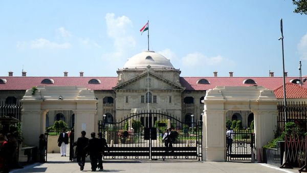 इलाहाबाद हाई कोर्ट के जज शुक्ला से काम क्यों छीना गया?