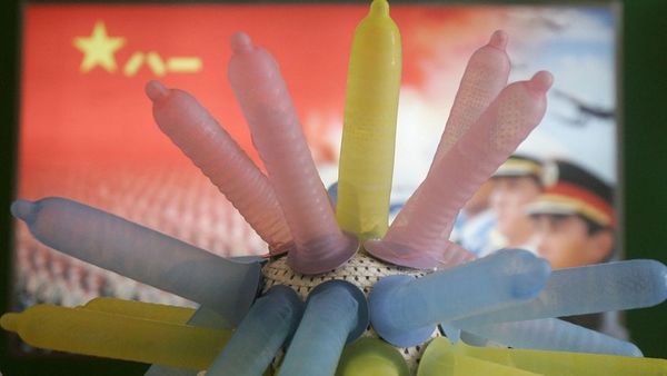 सेक्स के अलावा कंडोम से क्या-क्या कर सकते हैं?