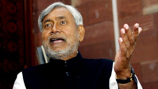 बिहारः मैट्रिक परीक्षा में जूते-मोजे पर पाबंदी लगाने की नौबत क्यों आई?