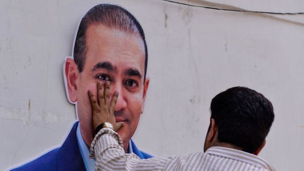 पीएनबी घोटाला: जितनी चपत फ्रॉड से, उससे ज़्यादा की मार्केट कैप साफ़