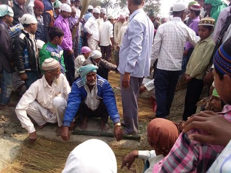 बिहारः बेटी का अंतिम संस्कार करता या बेटे का इलाज?