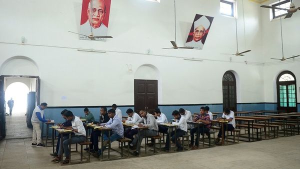 उत्तर प्रदेश: बोर्ड परीक्षा के पहले ही दिन क्यों गायब रहे पौने दो लाख छात्र