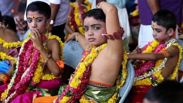 केरलः एक हिंदू मंदिर की इस धार्मिक परंपरा पर विवाद क्यों छिड़ा?