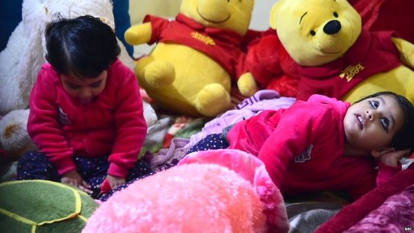 एक लड़की, जो अचानक जुड़वां बच्चियों की मां बन गई