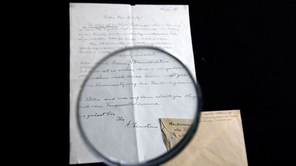 आइंस्टीन ने 22 साल की लड़की को लिखा था 'स्नेह' पत्र, चार लाख में बिका