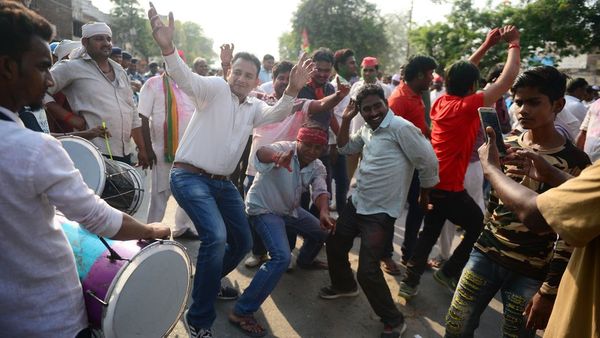 योगी का 'आत्मविश्वास' डिगा, अखिलेश का बढ़ा