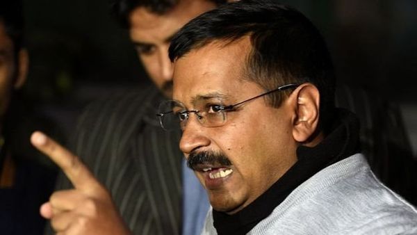 नज़रिया: अपने ही बुने जाले में फंसते जा रहे हैं केजरीवाल