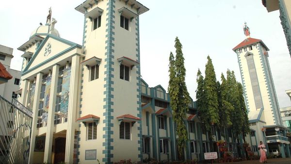 आर्चबिशप पर आरोप से गरमाई चर्च की राजनीति