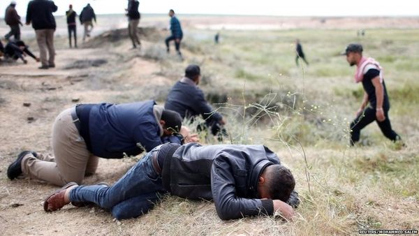 गज़ा सीमा पर फ़लस्तीनियों का प्रदर्शन, '15 की मौत'