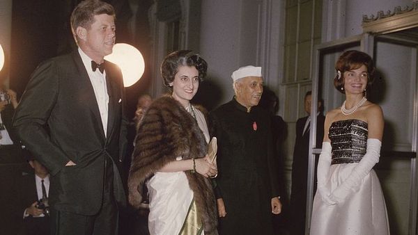 जब नेहरू ने अमरीकी राष्ट्रपति की पत्नी के साथ खेली थी होली