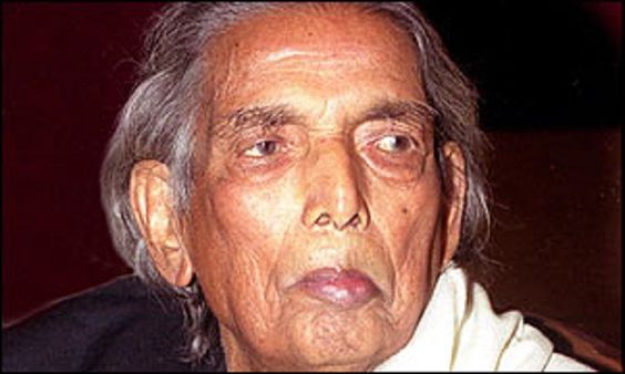 कैफ़ी आज़मी: शायर जो मौलवी बनते-बनते कॉमरेड बन गए