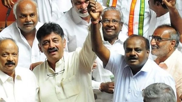 कर्नाटक में 'छोटा भाई' बनकर किसे संदेश दे रही कांग्रेस?