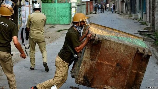 बुलेट और पत्थरों के बीच कश्मीर में रिपोर्टिंग कितनी मुश्किल