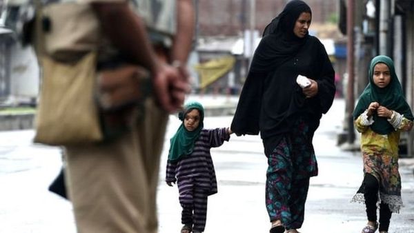 कौन हैं भारत प्रशासित कश्मीर में 'पाकिस्तान डे' मनाने वाली आसिया अंद्राबी?