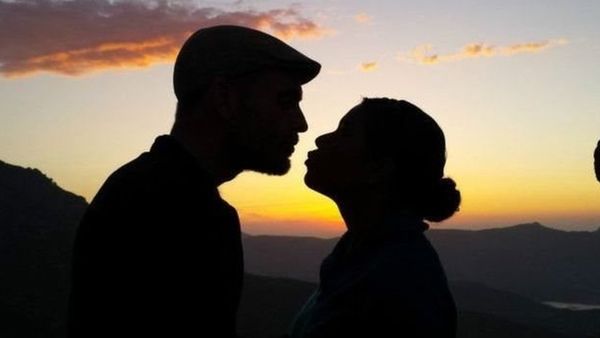 क्या खुद से कम उम्र लड़कों के साथ खुश रहती हैं लड़कियां