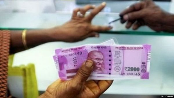 रुपये में गिरावट, पर वृद्धि दर अनुमान से ज़्यादा, कैसे?