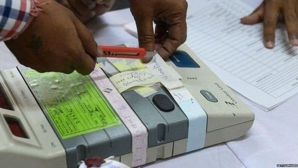 क्या वाक़ई सरकार के पिंजरे में कई 'तोते' कै़द हैं?