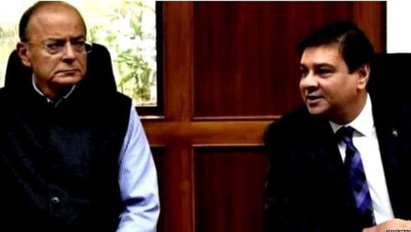 मोदी सरकार-रिज़र्व बैंक ऑफ इंडिया की 'जंग' ख़त्म कर सकते हैं ये 11