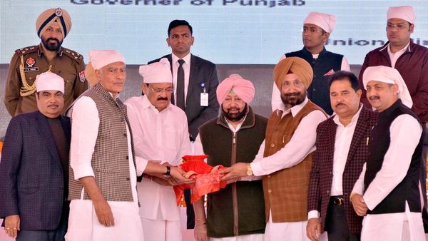 सिद्धू को 'गद्दार' कहे जाने के बावजूद वो पंजाब के हीरो क्यों हैं?: नज़रिया