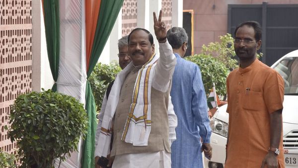 झारखंड: 323 करोड़ के विज्ञापन ख़र्च पर घिरी रघुवर सरकार