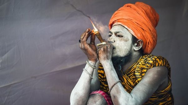 कुंभ मेला 2019 इलाहाबाद: शरीर पर राख, अस्त्र-शस्त्र और डुबकी से शुरू हुआ कुंभ