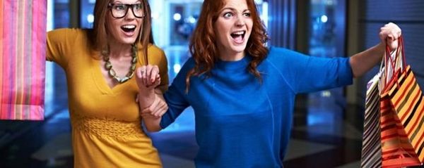 शोरूम में कैरी बैग के लिए पैसे देते हैं, तो न दें