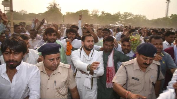 ‘छोटे लालू’ तेजस्वी यादव पर क्यों हैं सब की निगाहें?