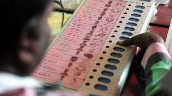 क्या है जगह जगह ईवीएम मिलने की कहानी