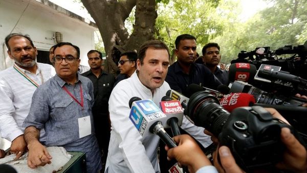 ख़ुद को बिखरने से बचा पाएगी कांग्रेस