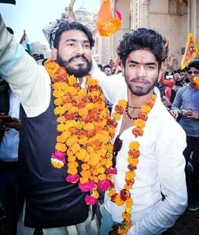 क्या कश्मीरियों से मारपीट करने वाला शख़्स सीएम योगी के दफ़्तर पहुँचा? फ़ैक्ट चेक